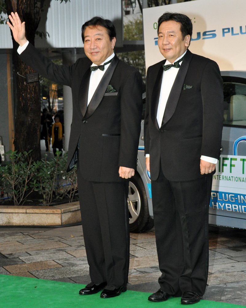 野田佳彦内閣総理大臣（左）と枝野幸男経済産業大臣（右）