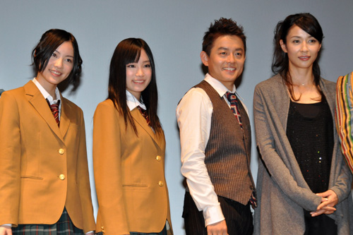 左から松井珠理奈（SKE48）、矢神久美（SKE48）、井戸田潤、水野美紀