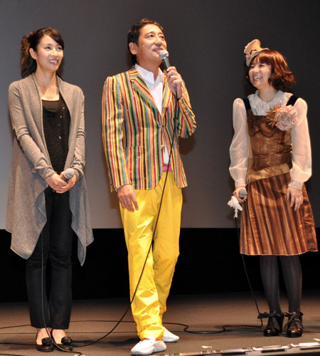 左から水野美紀、ルー大柴、藤田朋子