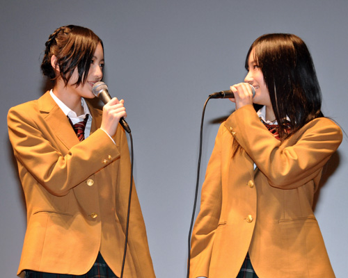 SKE48の松井珠理奈（左）と矢神久美（右）