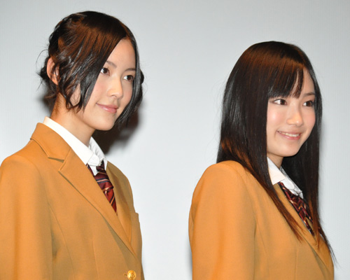 SKE48の松井珠理奈（左）と矢神久美（右）