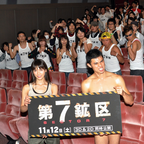 タンクトップを着た観客とフォトセッションに応じた秋元才加（左）と小島よしお（右）