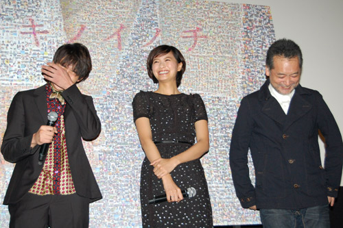 左から岡田将生、榮倉奈々、瀬々敬久監督