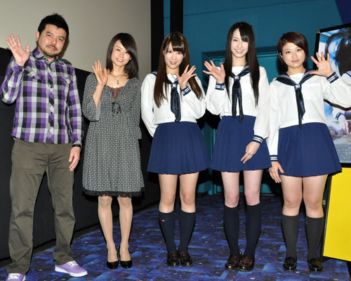 左から永江二朗監督、片岡明日香、鈴木まりや（AKB48）、梅本静香、後藤那奈