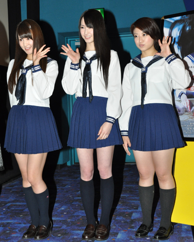 左から鈴木まりや（AKB48）、梅本静香、後藤那奈