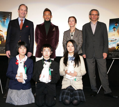 被災地の子どもたちに『タンタンの冒険』劇場鑑賞券2000枚をプレゼントした中田英寿（後列左から2人目）