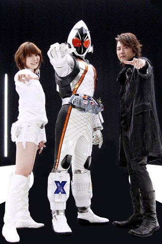 左からMay'n、仮面ライダーフォーゼ、椎名慶治
(C) 2011　石森プロ・テレビ朝日・ADK・東映