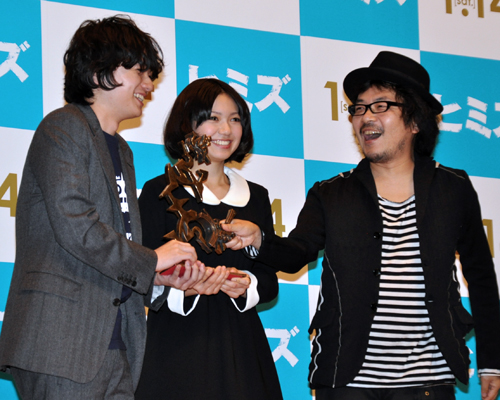 最優秀新人賞のトロフィーを手にする染谷将太（左）と二階堂ふみ（中央）。右は園子温監督