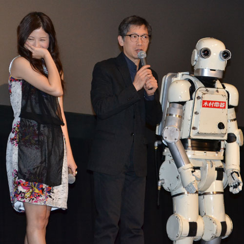 照れ笑いを浮かべる吉高由里子（左）と矢口史靖監督（中央）、ロボットのニュー潮風（右）