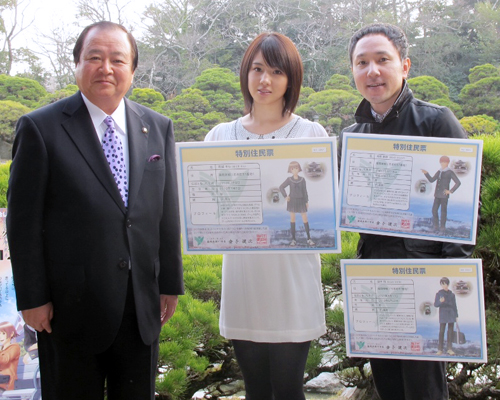 左から金子健次柳川市長、桜庭ななみ、松山洋監督
