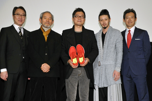 左から佐野史郎、夏八木勲、カン・ジェギュ監督、オダギリジョー、鶴見辰吾
