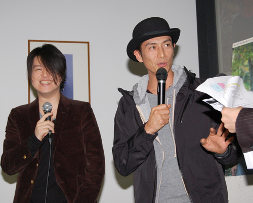 音楽監督の渋谷慶一郎（左）と監督の伊勢谷友介（右）