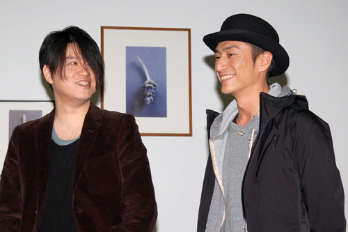 音楽監督の渋谷慶一郎（左）と監督の伊勢谷友介（右）