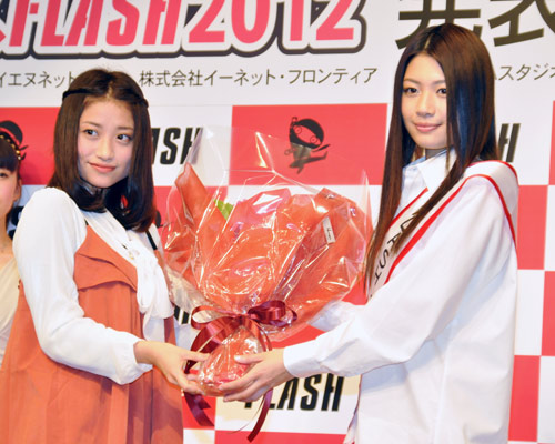 小松美咲（右）に花束を贈呈する昨年グランプリの斎藤眞利奈（左）
