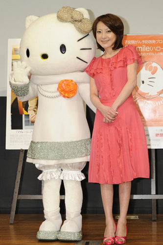 応援キャラクター「Hellosmile オリジナル・ハローキティ」とフォトセッションを行った西川史子