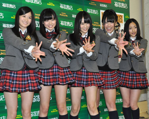 5人で波動砲のポーズを決めるNMB48。左から上西恵、渡辺美優紀、山本彩、福本愛菜、小谷里