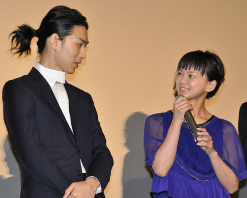 松田翔太（左）と多部未華子（右）