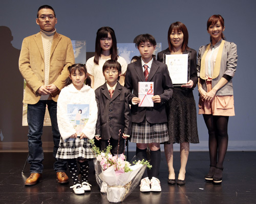 後列左から、沖浦啓之監督、美山加恋、「ももへの手紙」賞を受賞した佐土原由美さん、優香。前列3名は佐土原さんのお子様。