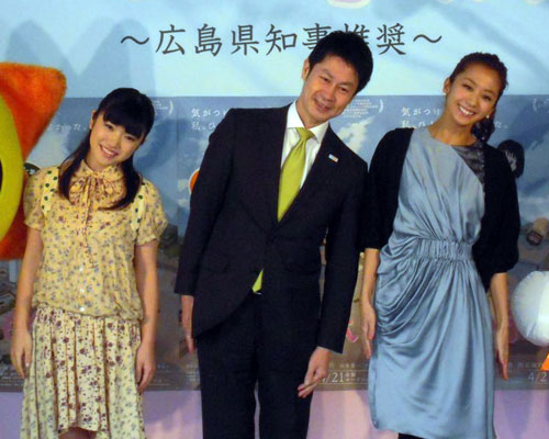 左から美山加恋、湯崎英彦広島県知事、優香
