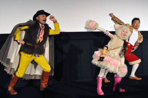 長ネコダンスを踊る竹中直人（左）、本田望結（中央）、勝俣州和（右）