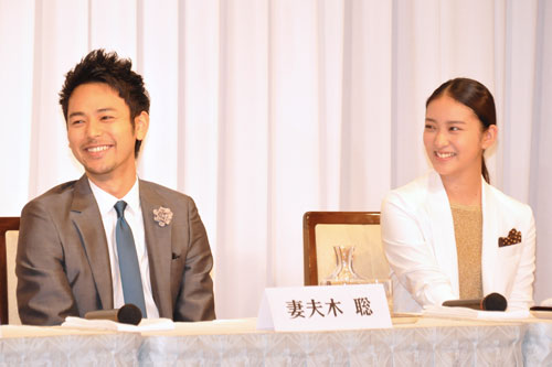 妻夫木聡（左）と武井咲（右）