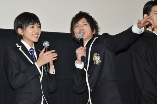 客席に「ありがとう姫たち」と呼びかける山本裕典（右）と川口春奈（左）