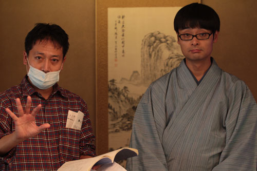『TOKYOてやんでぃ〜The StoryTeller's Apprentice〜』より。万年前座の主人公を演じるノゾエ征爾（右）と神田裕司監督（左）