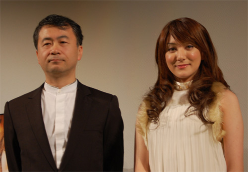 金子修介監督（左）とステファニー（右）