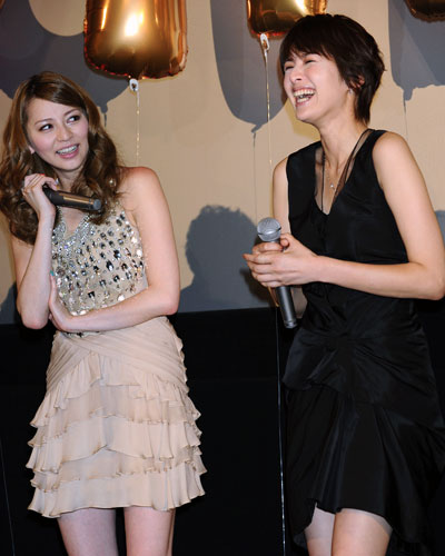 香里奈（左）と吉瀬美智子（右）