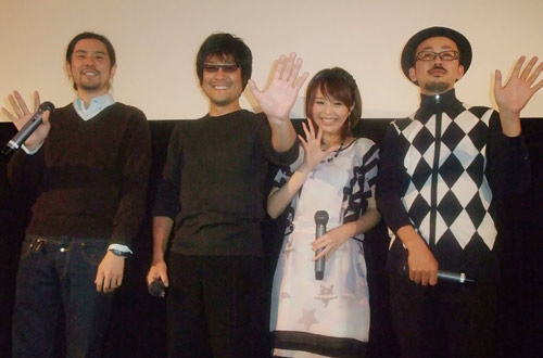 左からうすた京介、藤原啓治、平野綾、FROGMAN監督