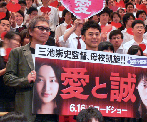 大阪で三池崇史監督の母校を訪ねた監督（左）と妻夫木聡（右）