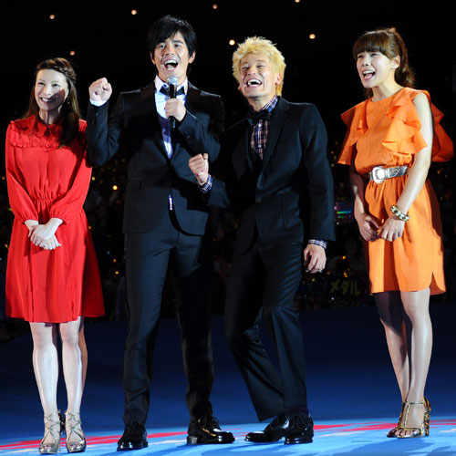 左から加藤あい、伊藤英明、佐藤隆太、仲里依紗