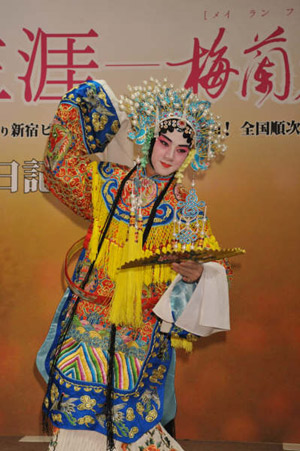 記者会見で京劇の舞を舞ったユィ・シャオチュン。映画では若き日の梅蘭芳を演じた