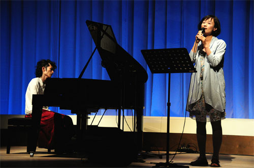 主題歌「おかあさんの唄」を披露した高木正勝（左）とアン・サリー（右）