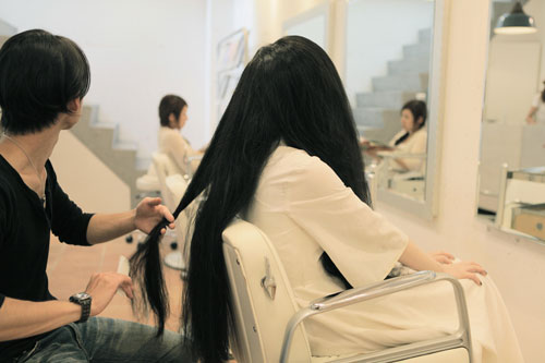 美容室で髪を切る貞子
(C) 2012「貞子3D」製作委員会