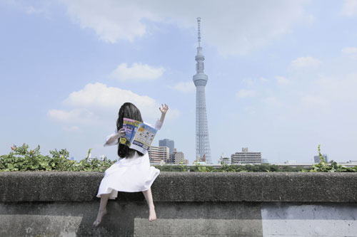 東京スカイツリーの前で撮影に臨む貞子
(C) 2012「貞子3D」製作委員会