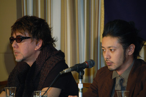 質疑応答中のアンソニー・ウォン（左）とオダギリジョー（右）