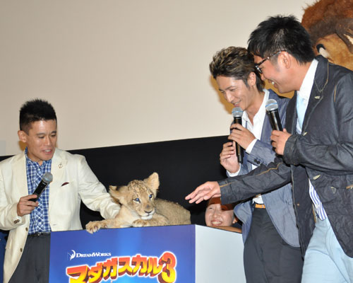 赤ちゃんライオン登場に大喜びする柳沢慎吾（左）、玉木宏（中）、小木博明（右）