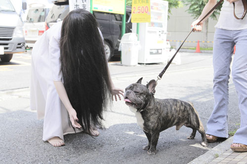 アイドル写真集の定番、子犬と戯れる貞子
(C) 2012「貞子3D」製作委員会