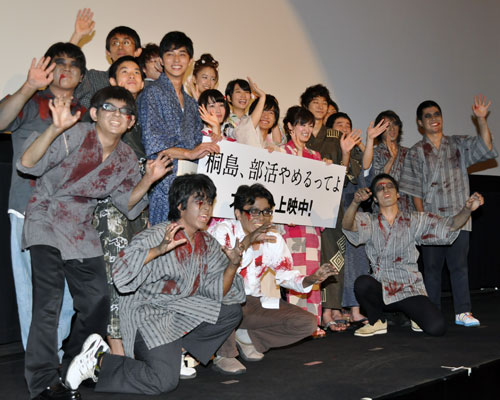 最前列左から2人目がゾンビメイクを施した佐藤貴博プロデューサー