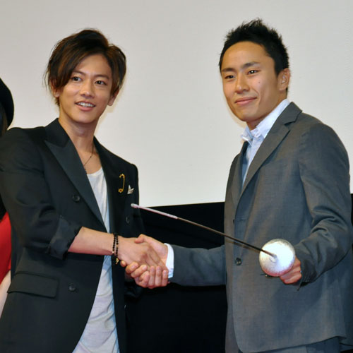佐藤健（左）と太田雄貴選手（右）
