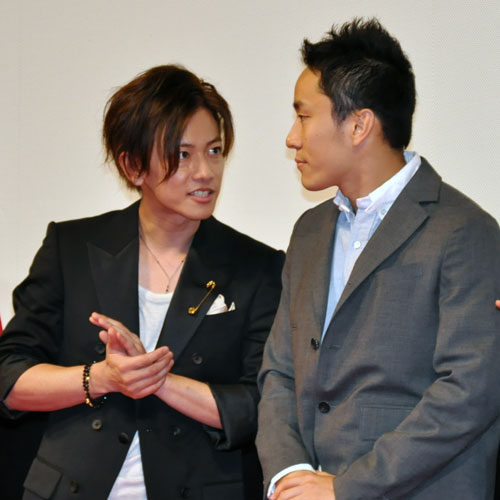 佐藤健（左）と太田雄貴選手（右）