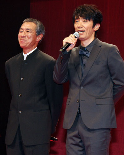 柳葉敏郎（左）ユースケ・サンタマリア（右）