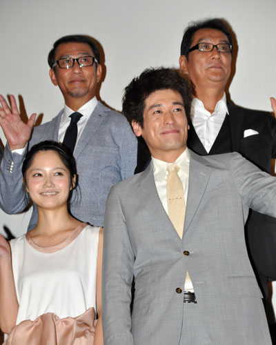 前列左から宮崎あおい、佐藤隆太。後列左から中井貴一、滝田洋二郎監督