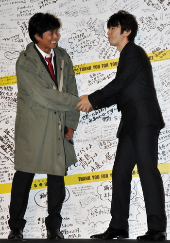 ユースケ・サンタマリア（右）と握手する織田裕二（左）