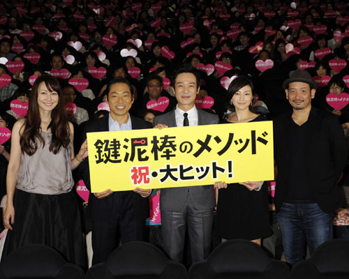 左から森口瑤子、香川照之、堺雅人、広末涼子、内田けんじ監督