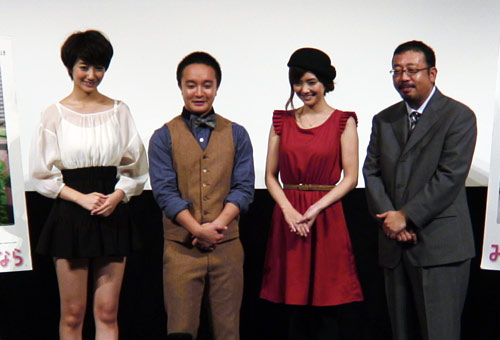 左から波瑠、濱田岳、倉科カナ、中村義洋監督