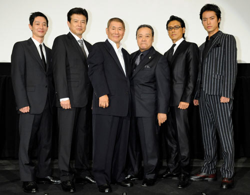 左から加瀬亮、三浦友和、北野武監督、西田敏行、高橋克典、桐谷健太