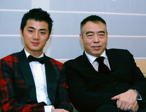 チェン・カイコー監督（左）と主人公の青年時代を演じたユィ・シャオチュン（右）