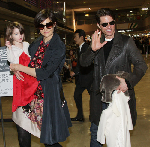 成田空港に到着したトム・クルーズ一家。右からトム、妻のケイティ・ホームズ、もうすぐ3歳になる娘のスリちゃん。トムの左手のゾウさんが、良きパパぶりを物語っている？